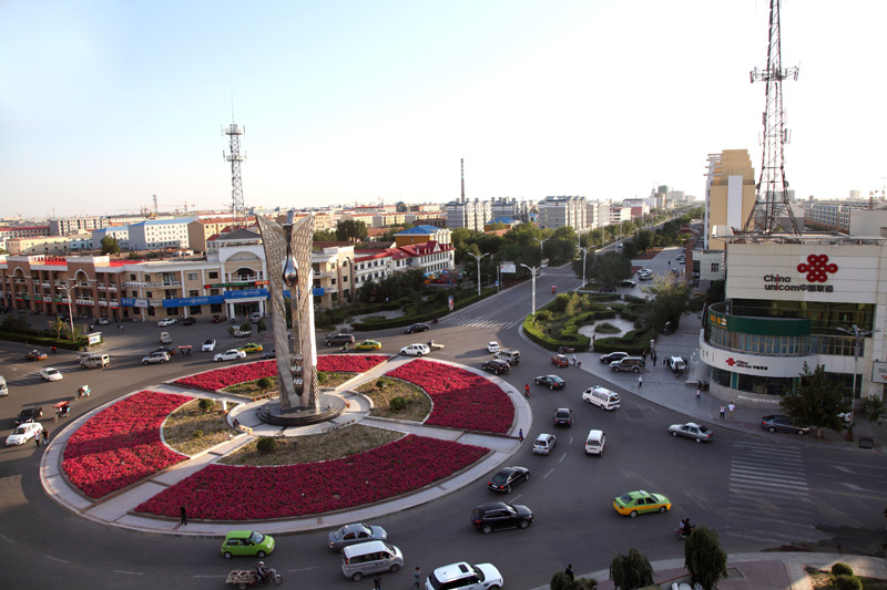 二連浩特市五大舉措全力開創(chuàng)邊境口岸城市管理新局面近年來,二連浩特市創(chuàng)新城市管理模式,提升城市內(nèi)涵品質(zhì),提高城市公共服務(wù)供給效率,全力塑造口岸城市管理新形象。