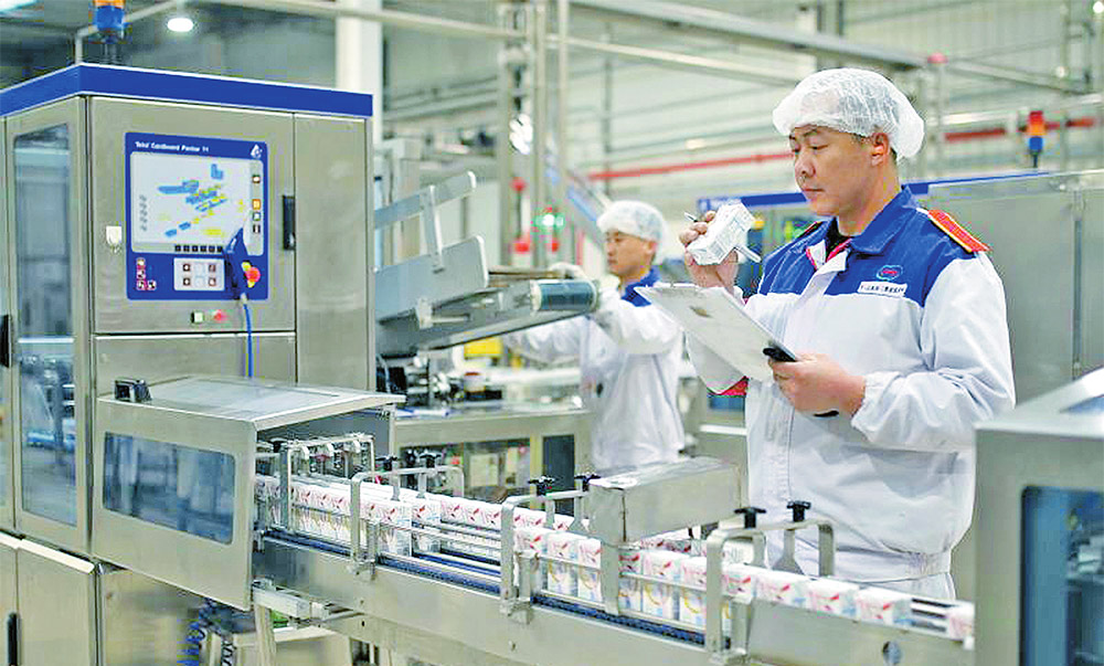 中國乳都:民族品牌從自產(chǎn)自銷到走向世界推動經(jīng)濟(jì)高質(zhì)量發(fā)展,呼和浩特市將以植根草原、胸懷世界的坦蕩與擔(dān)當(dāng),全力打造“中國乳都”升級版。