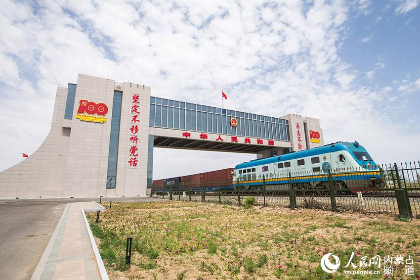一列中歐班列駛入二連浩特國門。郭鵬杰攝