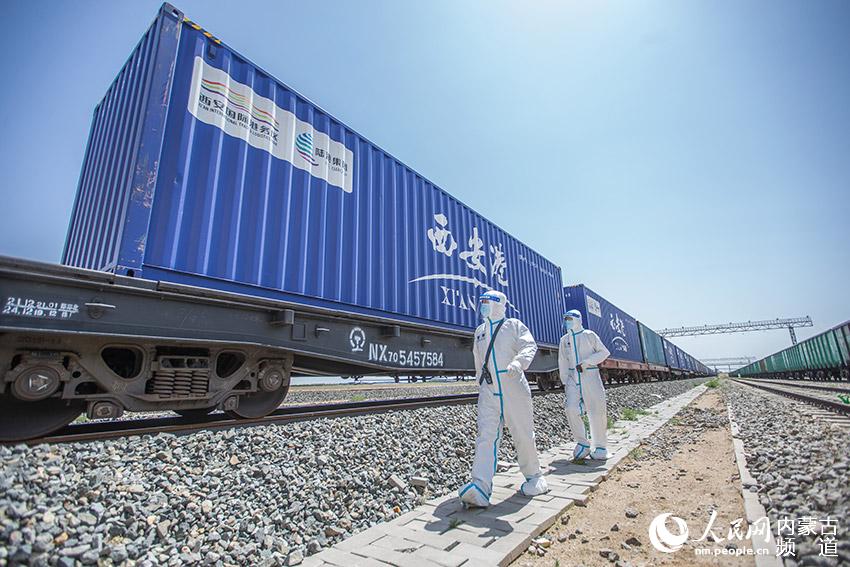 二連出入境邊防檢查站民警對中歐班列進行車體檢查。郭鵬杰攝