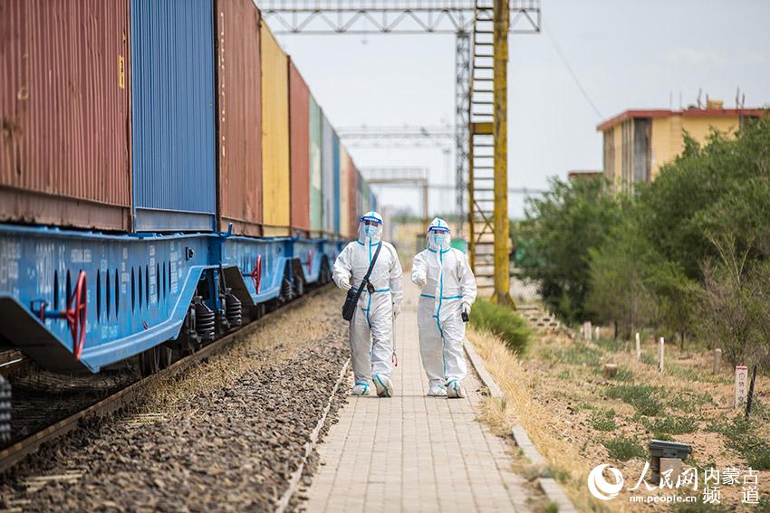 二連出入境邊防檢查站民警對中歐班列進行車體檢查。郭鵬杰攝