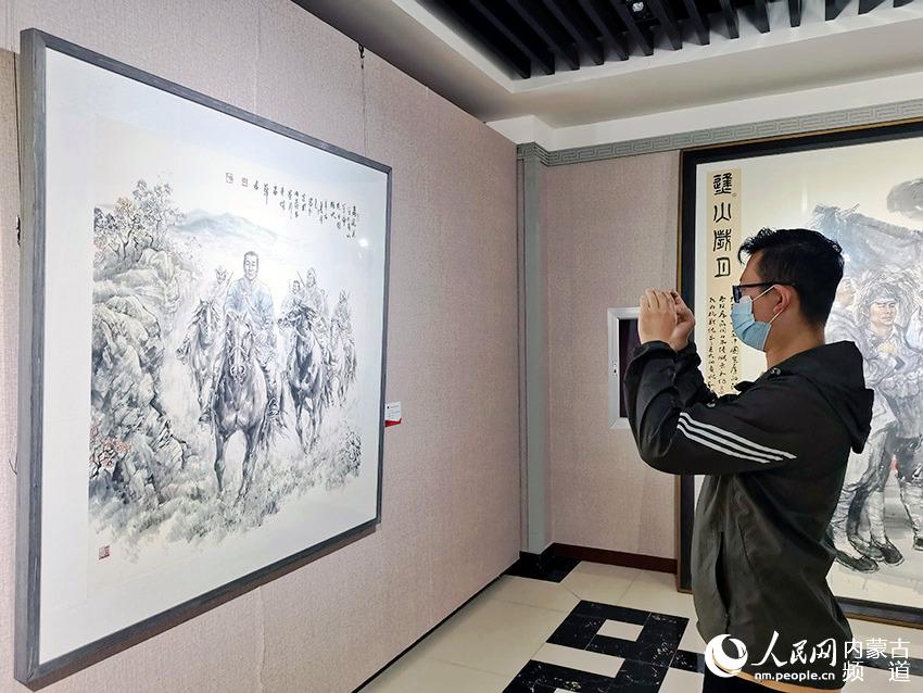 拍下心儀的作品。人民網 王慧攝