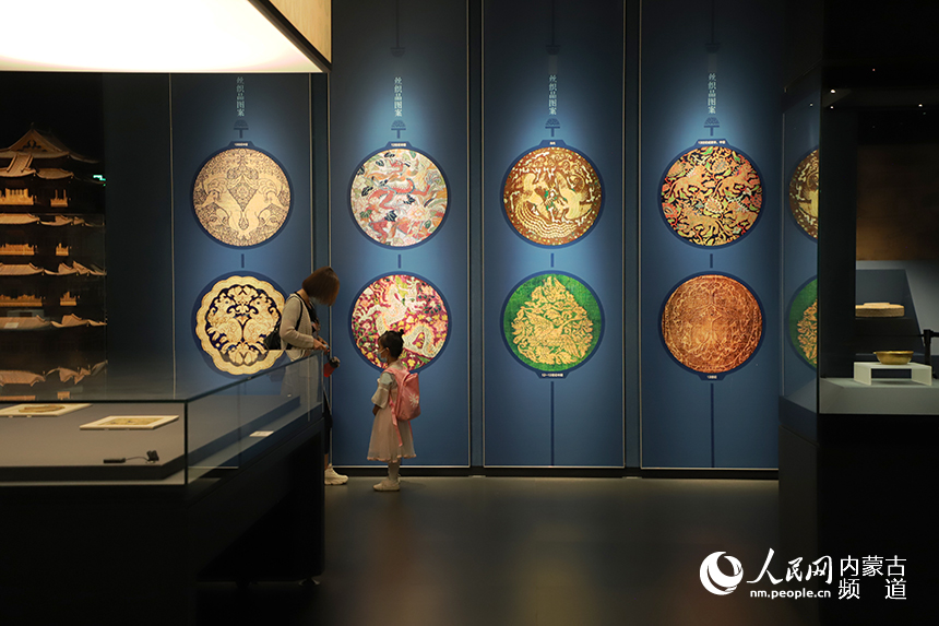 游客在內蒙古博物院游覽。人民網 趙夢月攝