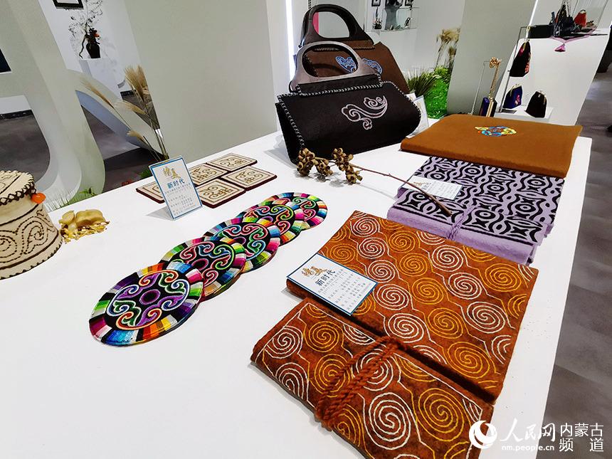 花色各異的繡品。人民網 王慧攝