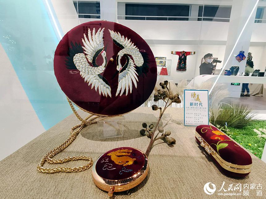 時尚的繡品。人民網 王慧攝