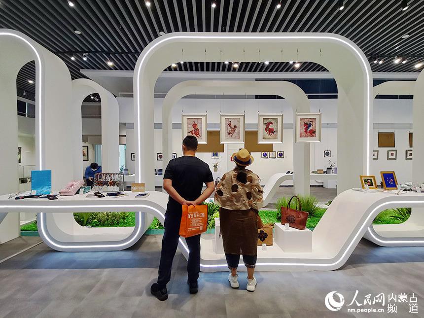 繡品展示區吸引市民駐足欣賞。人民網 王慧攝