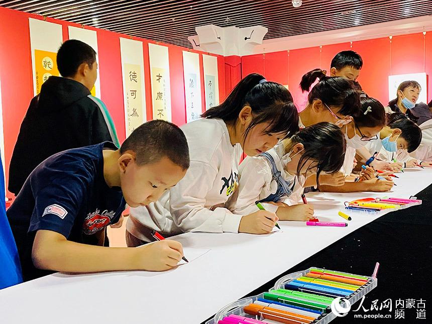 青少年兒童現場作畫。人民網 張聿修攝