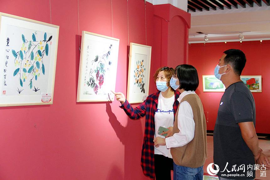 市民觀賞美術(shù)作品。人民網(wǎng) 張聿修攝