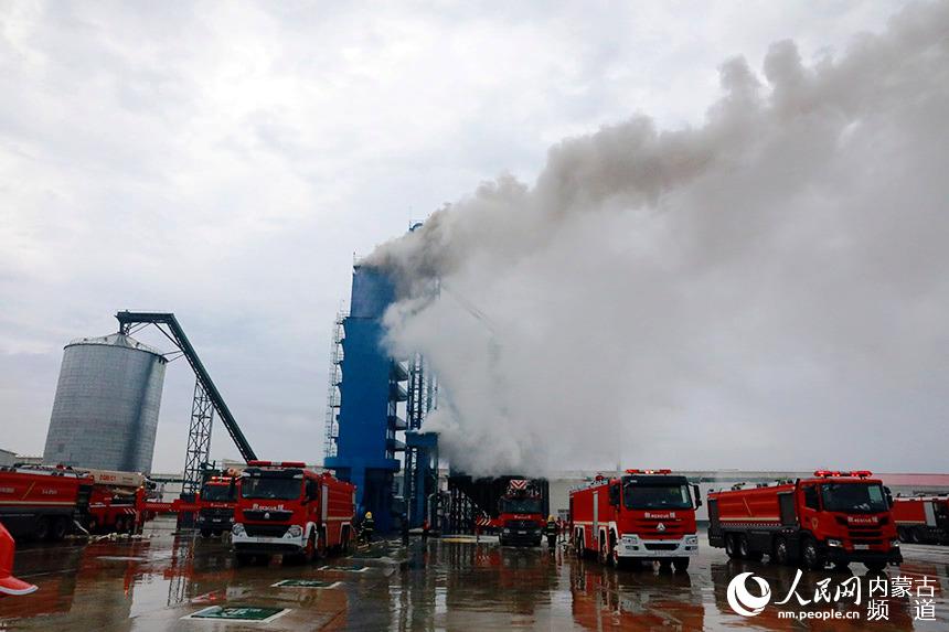 演練滅火現(xiàn)場(chǎng)。人民網(wǎng) 李睿攝