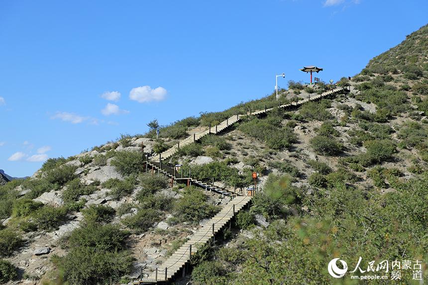 曲折的健身步道通向山頂。人民網 趙夢月攝
