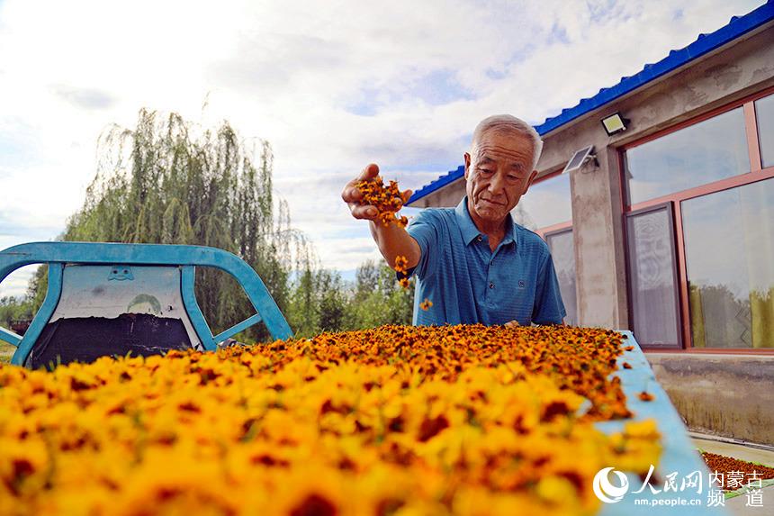 村民晾曬作物。白敖敏攝