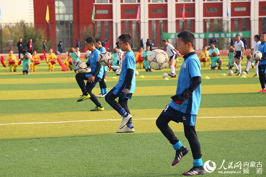 開幕式現場顛球表演。沈墨攝