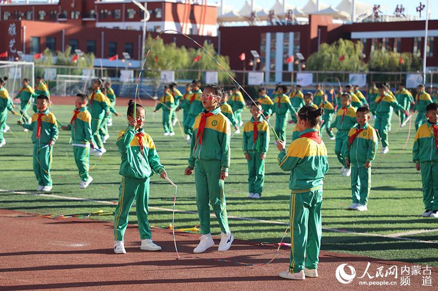 開幕式現場跳繩表演。沈墨攝