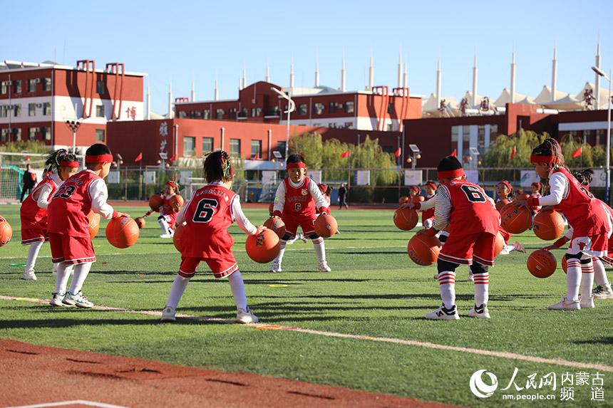 開幕式現場籃球操表演。沈墨攝