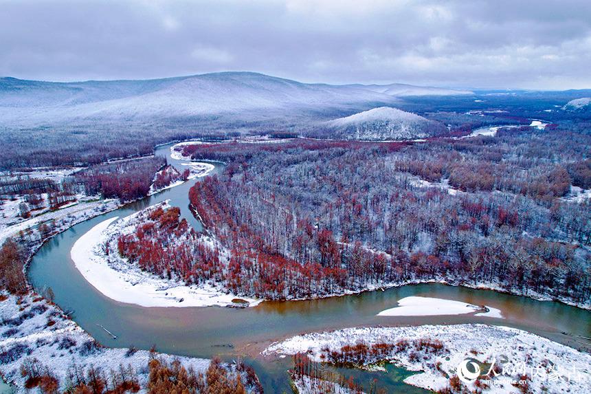 根河初雪。張紅梅攝
