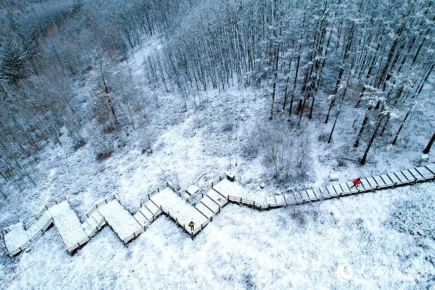 根河初雪。張紅梅攝