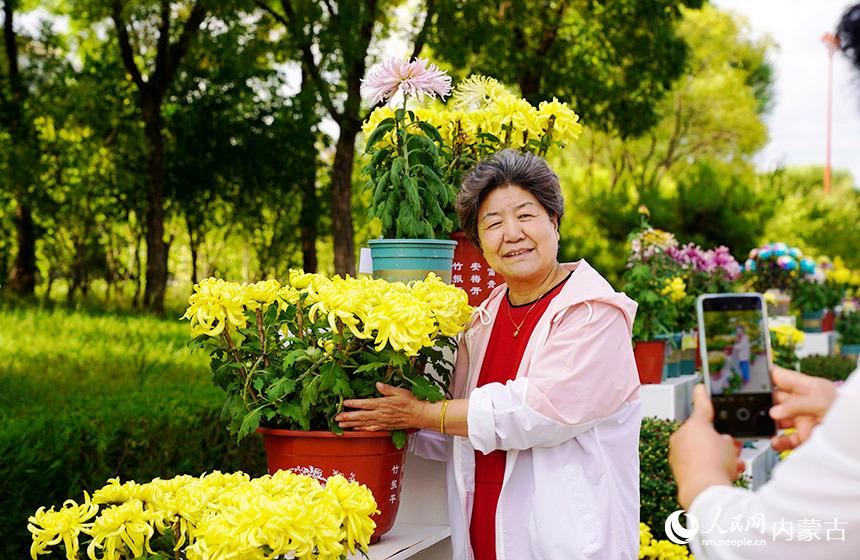 市民觀賞秋菊。劉宏宇攝