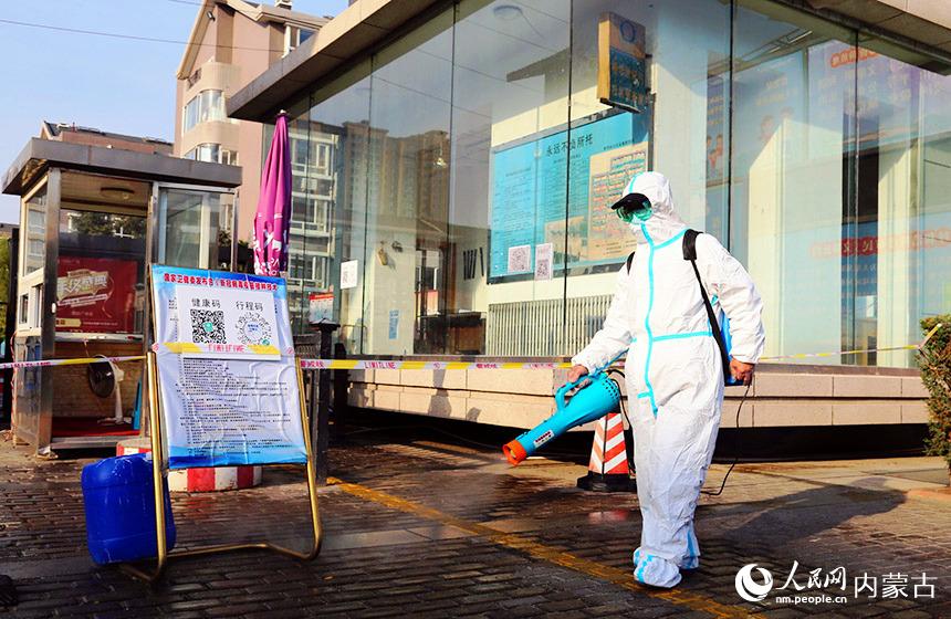 呼和浩特市賽罕區的工作人員正在進行消殺。萬永杰攝