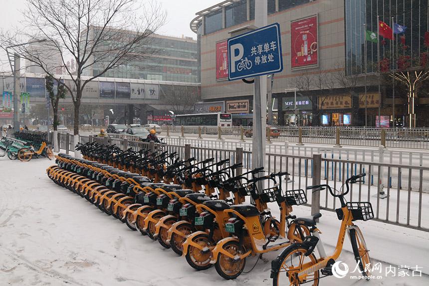 初雪覆蓋商業街。人民網 劉藝琳攝