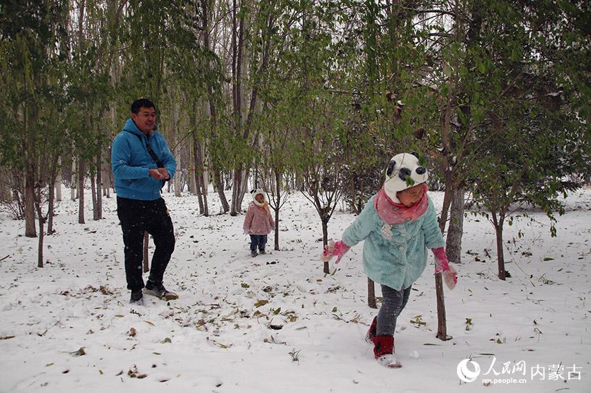 市民在公園中玩雪。人民網(wǎng) 寇雅楠攝