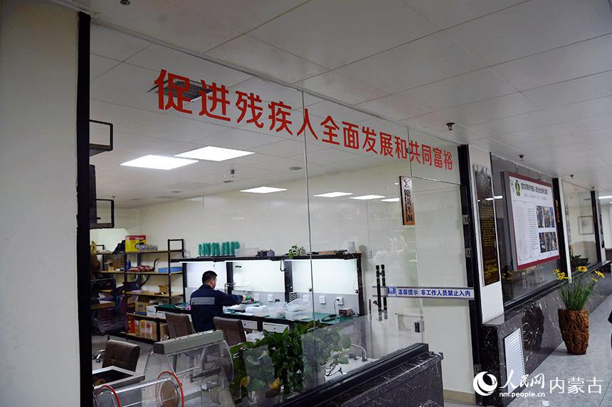 阿騰都西銀匠世家文化有限責(zé)任公司生產(chǎn)車(chē)間。人民網(wǎng) 劉藝琳攝