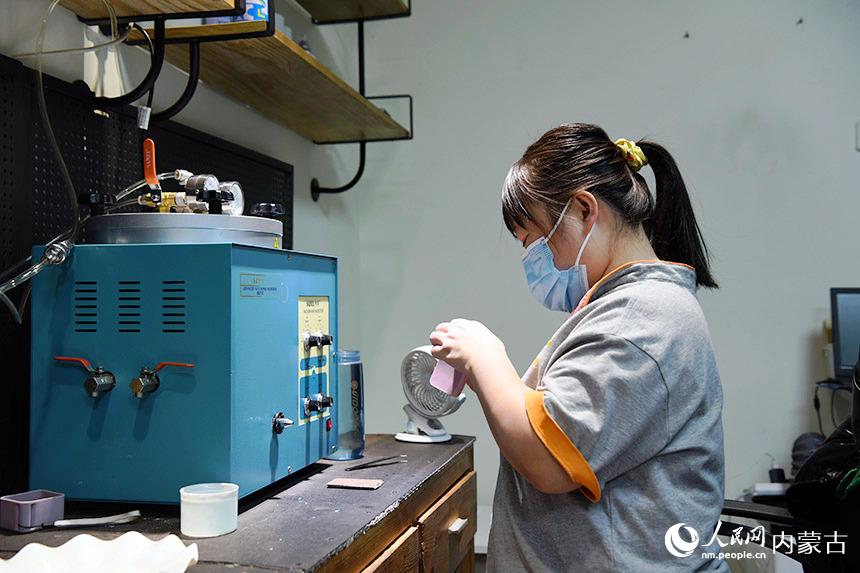 師傅正在制作銀飾品的模具。人民網 劉藝琳攝