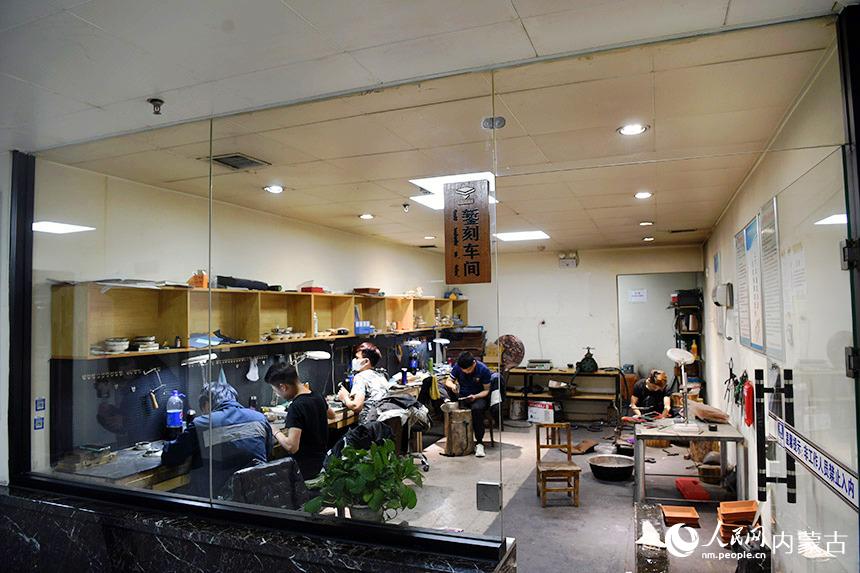 生產車間內的鏨刻車間。人民網 劉藝琳攝