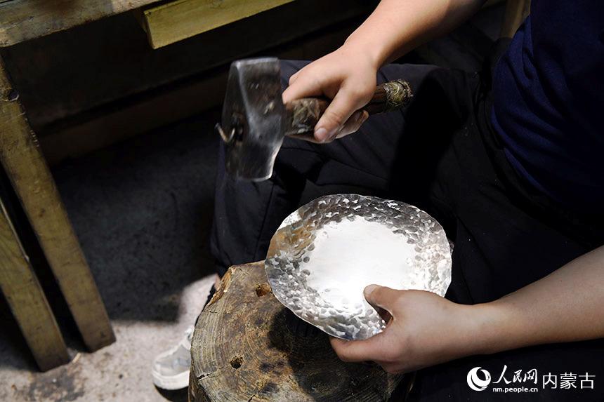 鏨刻師傅正在工作。人民網 劉藝琳攝