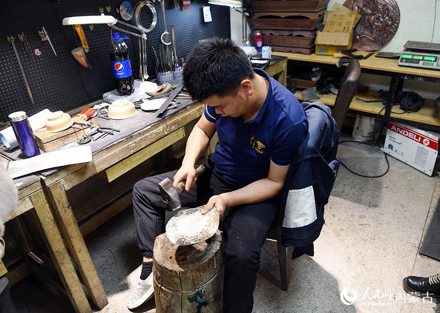 鏨刻師傅正在工作。人民網 劉藝琳攝