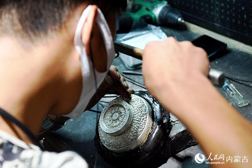 鏨刻師傅正在工作。人民網(wǎng) 劉藝琳攝