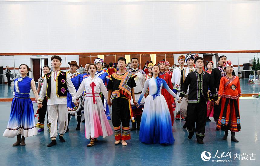 伊金霍洛旗烏蘭牧騎隊員正在表演《同心共筑中國夢》。人民網(wǎng) 劉藝琳攝