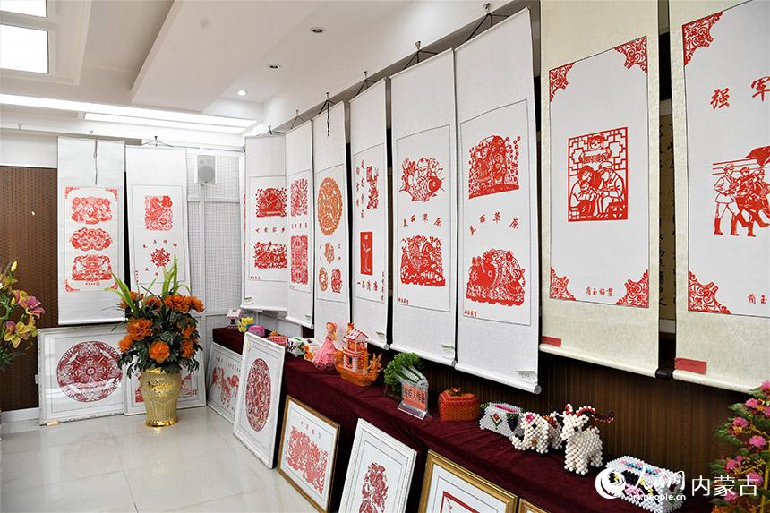 湖西社區居民的剪紙作品。人民網 劉藝琳攝