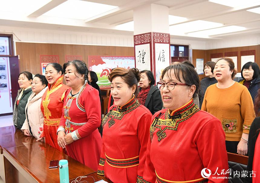 湖西社區居民合唱團正在練習合唱。人民網 劉藝琳攝