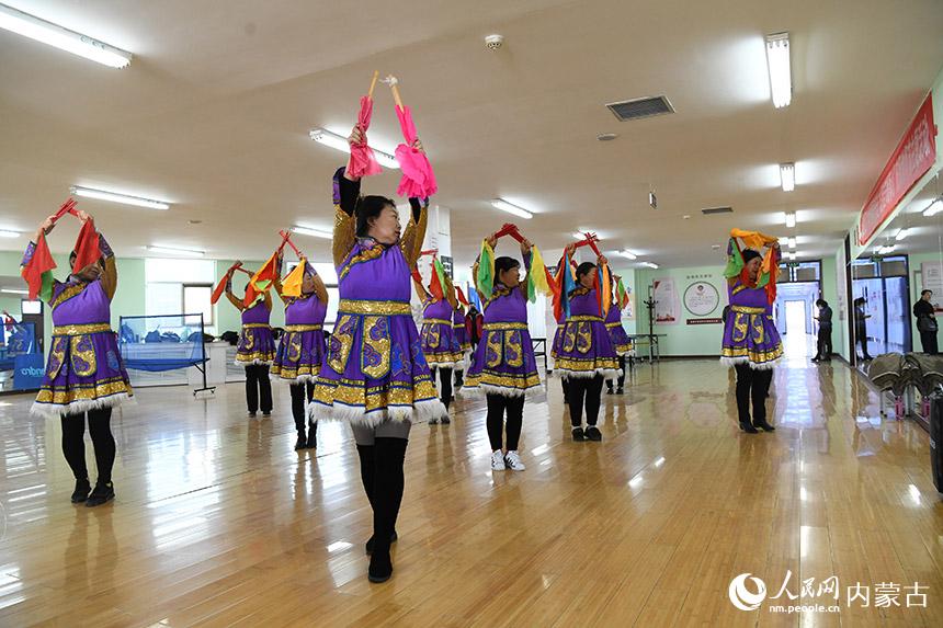 湖西社區居民正在排練舞蹈節目。人民網 劉藝琳攝