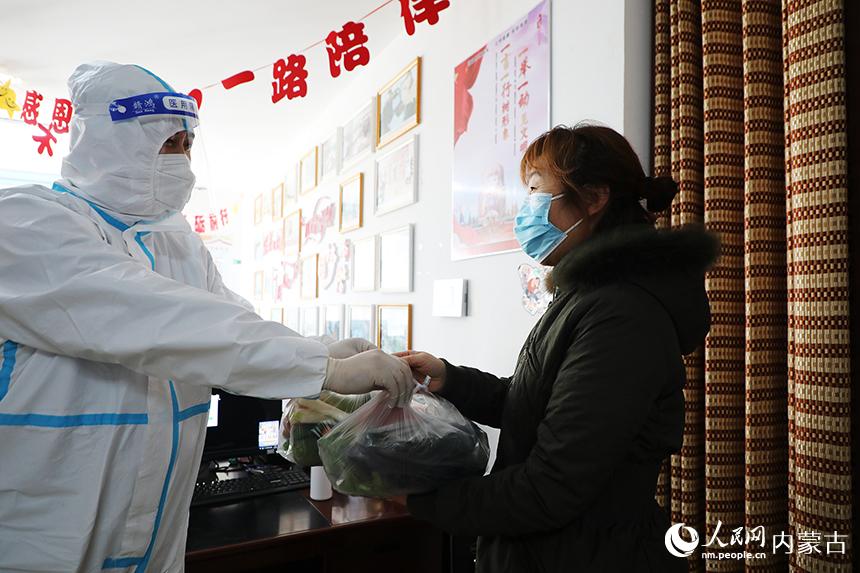 工作人員配送生活物資。王化勇攝