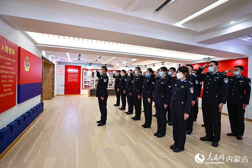 青年民警面向警旗重溫入警誓詞。盧兵兵攝