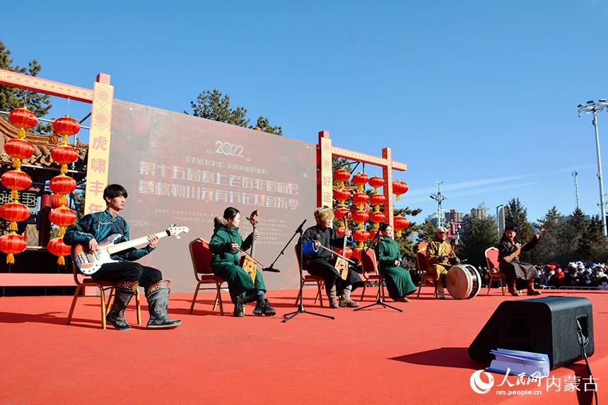 烏蘭牧騎現場表演。實習生董博仲攝