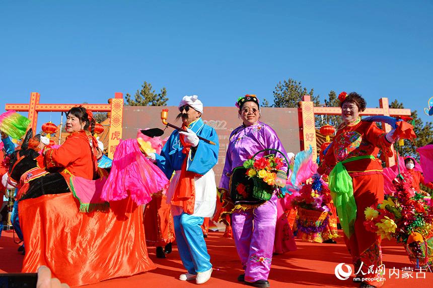 群眾喜聞樂見的秧歌表演。實習生董博仲攝