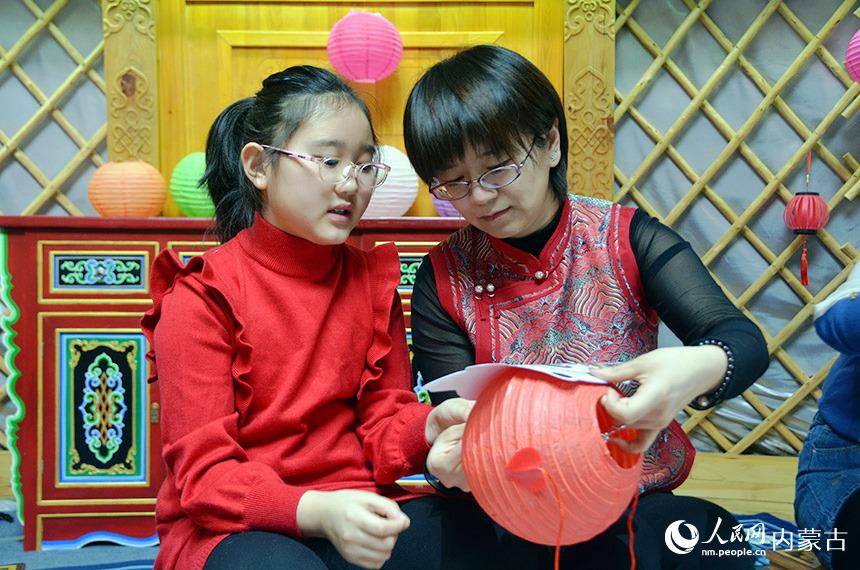 家長與孩子配合制作燈籠。人民網 王慧攝