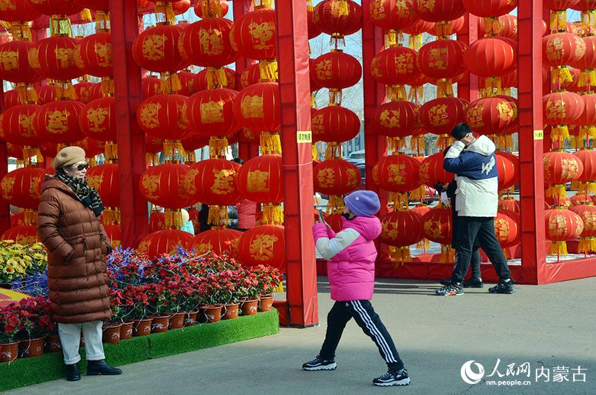 在燈籠墻打卡留念的市民絡繹不絕。人民網 王慧攝