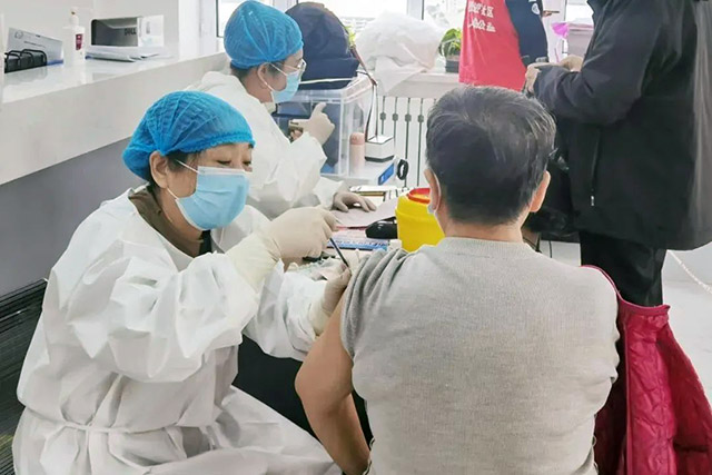 勝利街道：增設(shè)疫苗接種點(diǎn) 讓疫苗接種更有溫度勝利街道充分發(fā)揮網(wǎng)格化管理優(yōu)勢，根據(jù)各社區(qū)疫苗接種需求，跨社區(qū)調(diào)整疫苗接種點(diǎn)，全力以赴開展好疫苗接種工作。【詳細(xì)】 