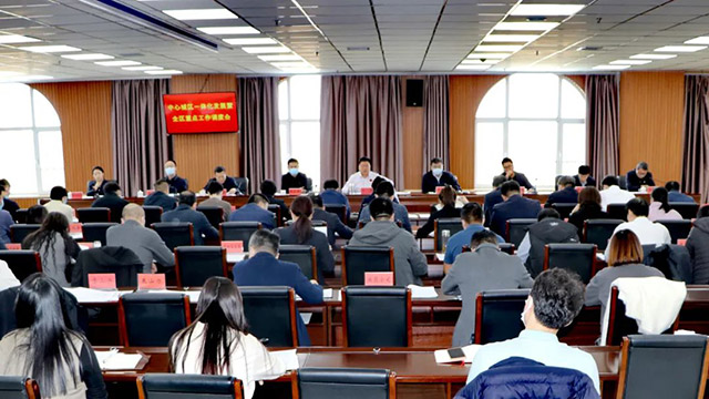 楊杰主持召開中心城區(qū)一體化發(fā)展暨全區(qū)重點(diǎn)工作調(diào)度會(huì)3月25日，海拉爾區(qū)委書記楊杰主持召開了中心城區(qū)一體化發(fā)展暨全區(qū)重點(diǎn)工作調(diào)度會(huì)?！驹敿?xì)】 