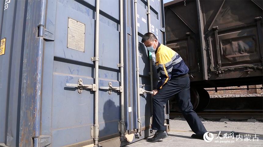 鐵路工作人員檢查集裝箱。中鐵呼和浩特局供圖