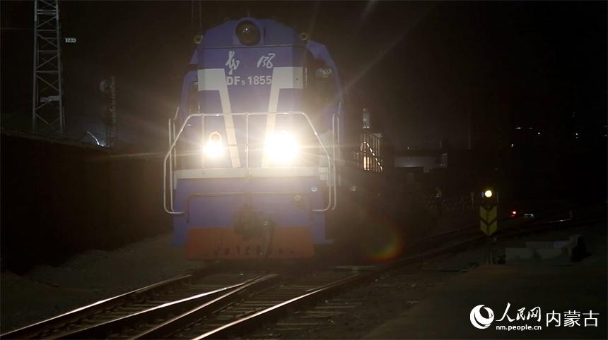 4月16日凌晨,內蒙古中西部首趟援滬民生保障專列開行。中鐵呼和浩特局供圖
