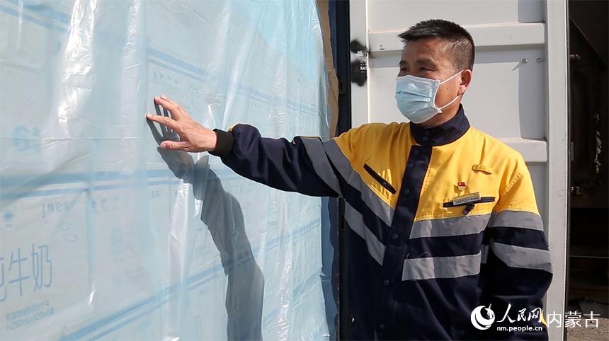 鐵路工作人員檢查貨物。中鐵呼和浩特局供圖
