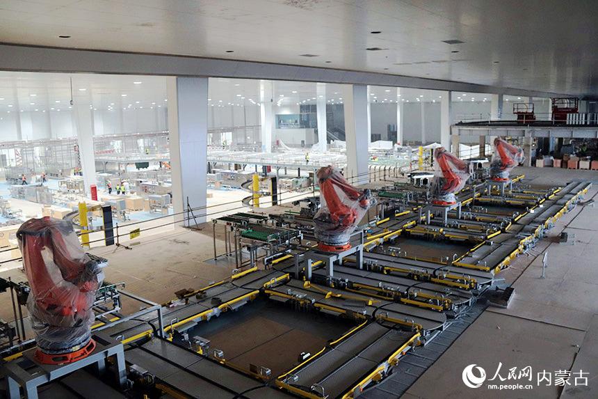 自動(dòng)抓取多關(guān)節(jié)KUKA(庫(kù)卡)機(jī)械手。人民網(wǎng) 劉藝琳攝