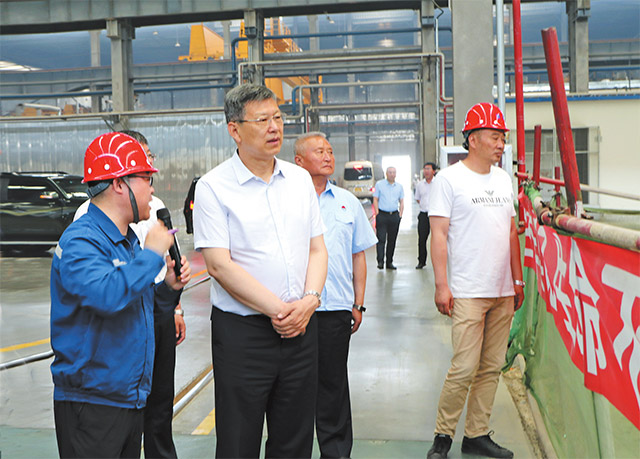 自治區(qū)黨委常委、通遼市委書記孟憲東調(diào)研聯(lián)晟新材料有限公司高端鋁箔項目建設(shè)情況。