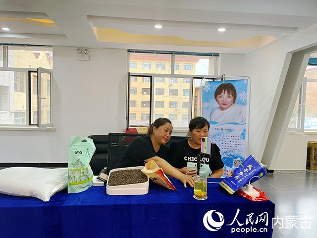 庫倫旗電子商務中心的網紅正在直播帶貨庫倫特色產品。人民網 寇雅楠攝