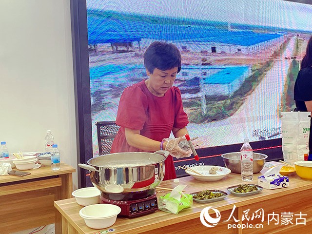 庫倫旗電子商務中心的網紅正在直播制作蕎麥饸烙。人民網 寇雅楠攝