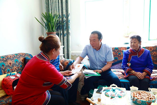 送法到牧戶。自治區林業和草原局供圖